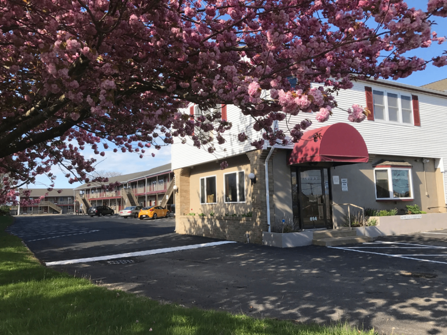 Front office and exterior view of Hyannis Host Inn